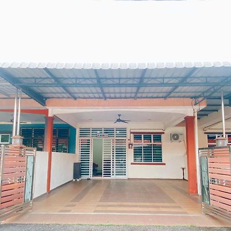 Rawyna Homestay Segamat Buitenkant foto